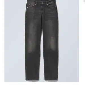 så snygga low waist jeans från weekday! (färg: noir black) ganska använda men det syns inte! jeansen har dock en defekt, se bild 3. Jag har sytt med svart tråd och det är vid skrevet så man ser ändå inte! Säljer för ganska billigt. (syns inte alls) 💞