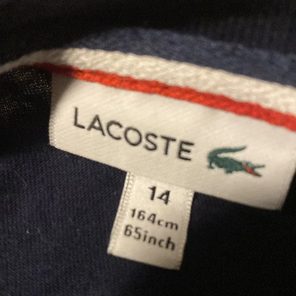 Hej, jag säljer en t-shirt från Lacoste den har används några gånger men har tagits hand om bra . T-shirts.