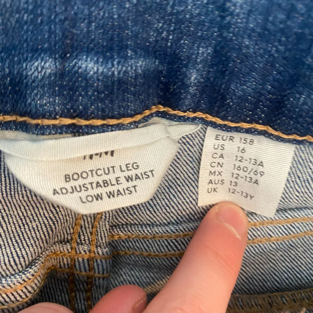 Säljer dessa jeans då jag inte har användning av de längre🥰💜 De är i jättebra skick då jag endast använt de ca 5-7 gånger skulle jag tro💖😻 Säljer de för 150 kr❤️Men pris kan såklart diskuteras💖🥰😻❤️. Jeans & Byxor.