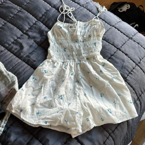 Oanvänd somrig byxdress från H&M! - Jag säljer min oanvända byxdress från H&M. Lappen är fortfarande kvar då jag inte använt den. Jag vill sälja på grund av att den inte passade. Den är tight i midjan och är justerbar runt axlarna. 