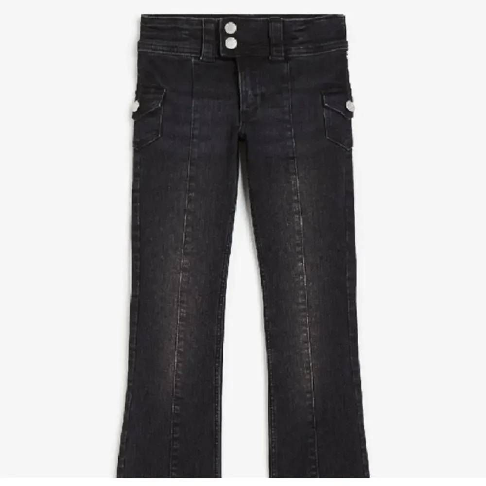 Säljer de populära lågmidjade H&m jeansen som inte säljs längre! Storlek 170 och passar mig som brukar ha xs-s i byxor!💗nypris är 289 och jag säljer för 160kr! Tveka inte vid frågor😇💘 . Jeans & Byxor.
