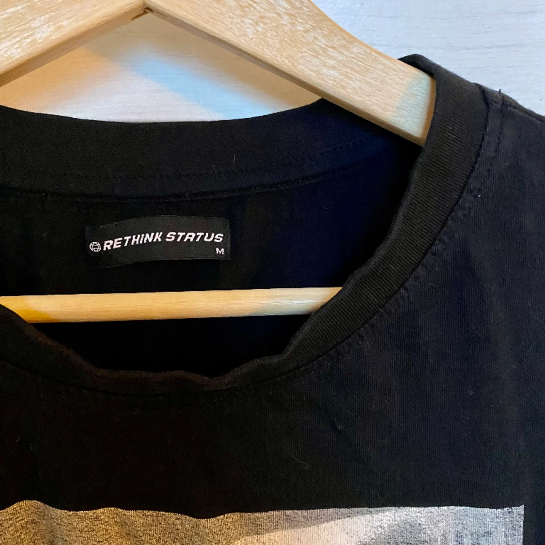 Svart T-shirt med tryck  - 90