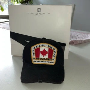 Dsquared2 Keps - Säljer nu denna snygga keps. Skicket är som nytt och kvitto finns. Ny pris är 1500kr mitt pris är 800kr Hör av dig vid frågor!