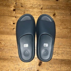 Yezzy slides  - Jag fick de hära på en drop i augusti säljer de för kommer inte använda de denna sommaren har kvitto också bara skriv privat 