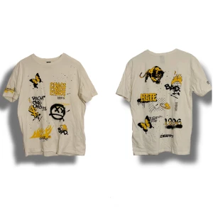 T-shirt med tryck - T-shirt med tryck i bra skick (storleken är i herr) Hör av dig om du har frågor, prisförslag osv🩷