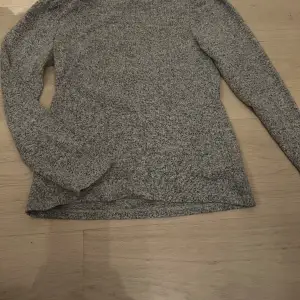 Det är en grå långärmad tröja som är lite puffig i axlarna, jag har typ använt den 1 gång så den är i bra skick 