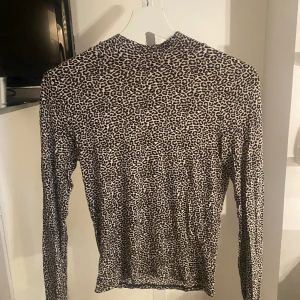 Polotröja  - Långärmad polotröja från Gina tricot i nyskick!  Lite större i storleken så passar både XS och  S