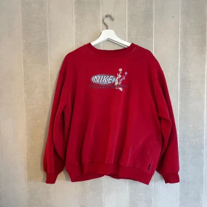 Vintage Nike Sweatshirt  - Nike sweatshirt i bra skick.  Storlek medium. 