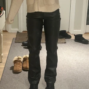 Skinn byxor - Säljer nu mina lågmidjade skinnbyxor då de inte kommer till använding. Köpta på plick, men köpta för 400 och är helt slutsålda! Nyskick🥰