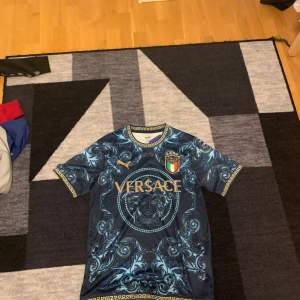 Hej säljer min Versace italien t shirt aldrig använt