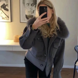 Meotine kappa  - Säljer denna Meotine kappan i moddelen Charlie💗 skriv vid frågor,ny pris 3500kr