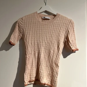 Zara topp - Tshirt från zara