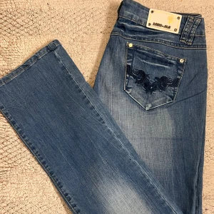 Så fina lågmidjade jeans🫶🏻 - Säljer dessa skit snygga lågmidjade jeans som tyvärr inte passar😩 Inga defekter, helt nya utan prislapp❤️ säljer för 300kr men priset går att diskutera🤗