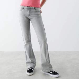 Säljer dessa jeans då det inte passar och är försmå. En av de äldre modellerna som Iza&Elle har designat.  -Pris kan diskuteras!! ❤️