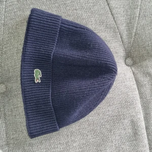 Lacoste mössa - Helt oanvänd mössa, det är en onesize och passar nästan alla när det kommet till mått.