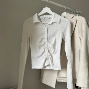 Vit tröja från NA-KD  - Skimmrig tunn tröja från NA-KD 🤩