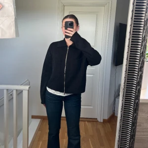 Cardigan med dragkedja  - Svart kofta från Åhléns. Cardigan med dragkedja CROSS svart. Nypris 599kr❣️koftan är i bra skick!
