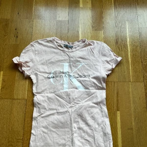 Calvin Klein T-shirt  - Nästintill oanvänd tröja, inget slitage på tyg eller tryck