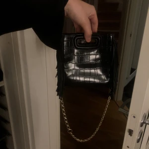 Äkta maje väska  - Så fin och i fint skick. Guld kedja samt ett långt läderband medföljer. Dustbag har jag inte gjort mig av med så medföljer vid behov/önskemål.🥰