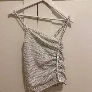 Asymmetriskt randig topp - Gulligt randigt asymmetrisk topp i svart och vitt. Från Zara i storlek M. ☺️