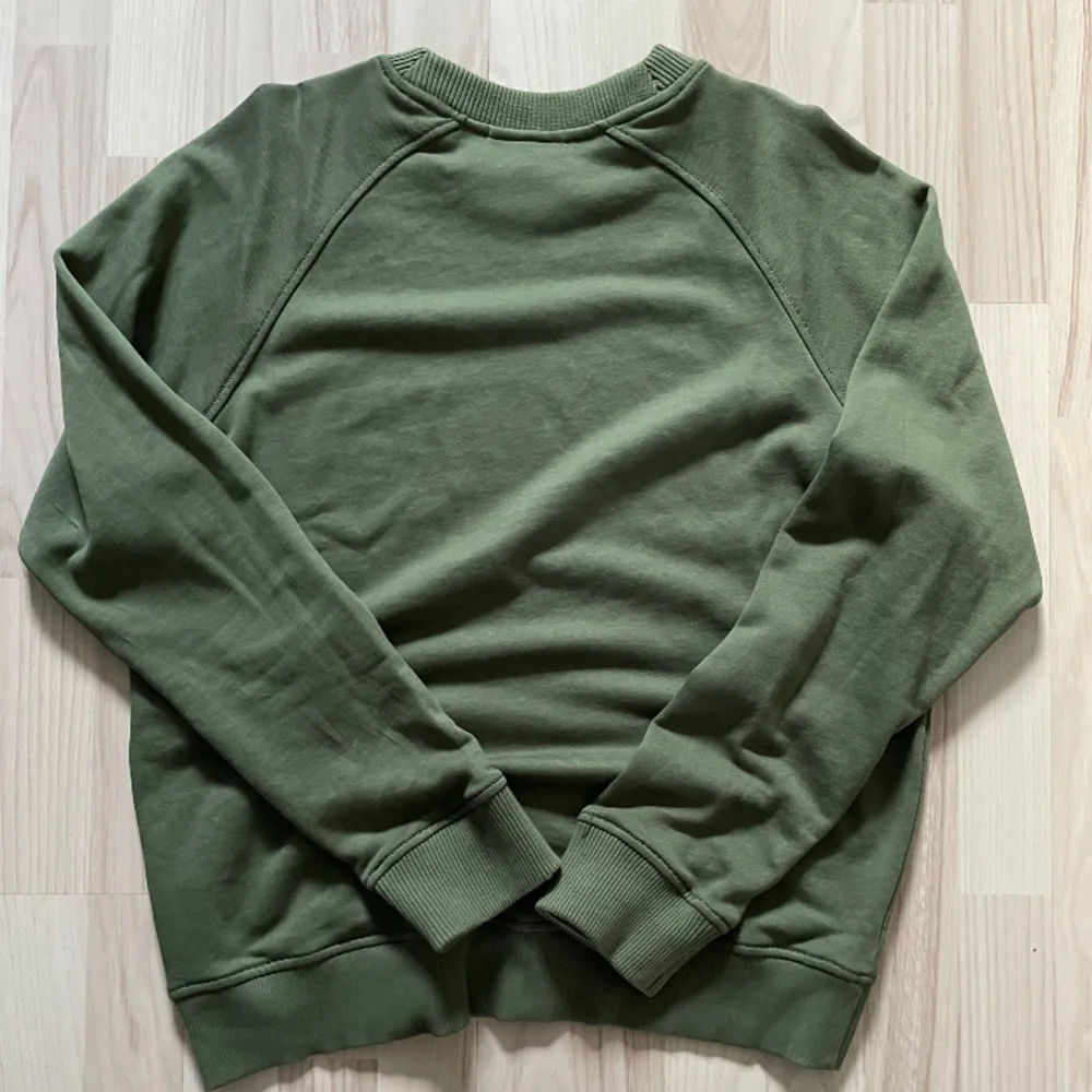 Grön Scotch & Soda sweatshirt i storlek small. Kropp i 100% bomull blend, muffar & krage 96% bomull, 4% elsastan blend. Multi färg ”SCOTCH & SODA” 3D tryck på vänstra delen av bröstkorgen. För mått/fler bilder skriv privat.. Tröjor & Koftor.