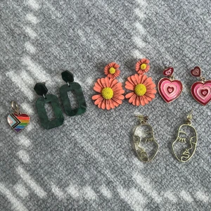 Örhängen för 10kr styck - Säljer dessa jätte söta örhängen för 10kr styck! Om du ska ha alla blir de 50kr + frakt 💕 eller om de att ett eller två som du vill ha så är de bara att höra av dig❣️💞