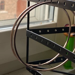 guldiga hoop örhängen - stora guldiga hoop örhängen i okänd metall. kontakta gärna vid frågor💕