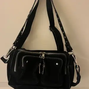 Säljer min svarta Ellie väska från Núnoo med silvriga detaljer. Väskan är använd men i väldigt gott skick och har inga defekter, Hör av er om ni har några frågor eller vill ha fler bilder bifogade!💗😊 (nypris ligger runt 1 295 kr)