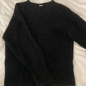 Säljer denna svarta stickade tröja. Finnt skick och inte använd många gånger.