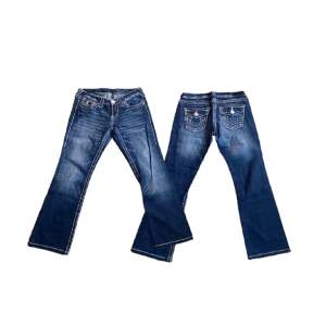 Jätte fina lågmidjade true religion jeans knappt använda. Jag säljer pga att de är lite för korta på mig som är 174(bilden är min kompis som är 167) tveka inte att höra av dig om du har några frågor💕💕