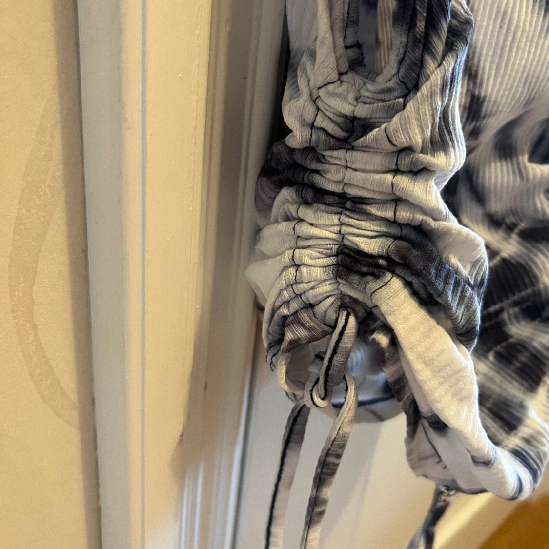 Tiedye top med knytdetalj - 90