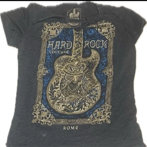 Rome t-shirt  - Jag köpte den i rome, storlek S men passar till M, skriv till mig om du vill ha mer information!!