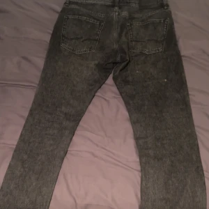 Jeans - Hej! Här säljer jag ett par mörkgråa jeans från Jack and Jones. De är i storlekarna 31 i midja och 32 i längd. Riktigt fina jeans som passar med nästan allt, använda ett fåtal gånger.