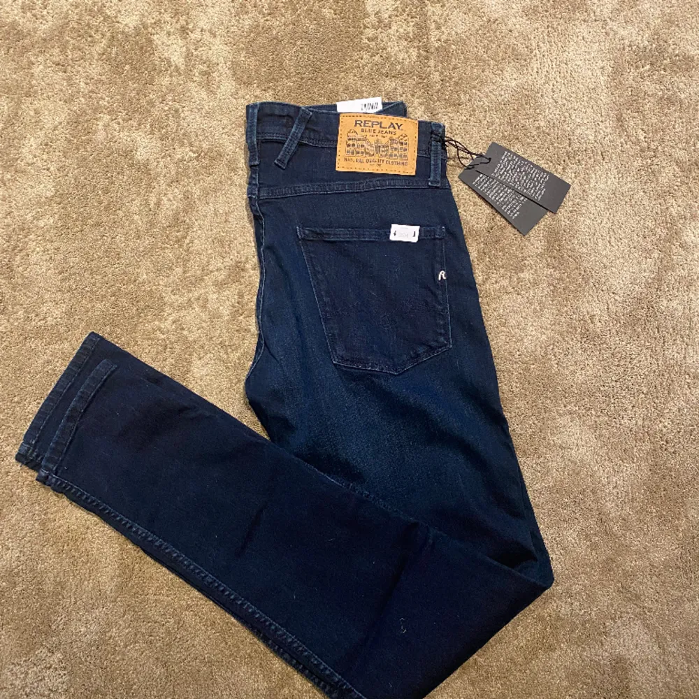 Tja, nu säljer vi dessa replay jeans! Skick 10/10 aldrig använda! Vid några frågor alls skicka iväg ett dm. ❗️PRISET ÄR EJ RISTAT I STEN❗️🍾🍾. Jeans & Byxor.