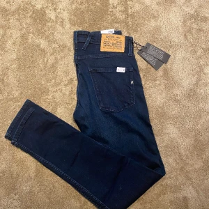 Replay jeans 29/32 - Tja, nu säljer vi dessa replay jeans! Skick 10/10 aldrig använda! Vid några frågor alls skicka iväg ett dm. ❗️PRISET ÄR EJ RISTAT I STEN❗️🍾🍾