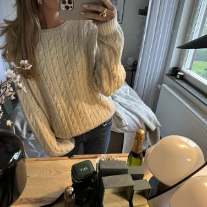 Stickad tröja - Säljer denna superfina stickade tröjan! Tyvärr var den för stor för mig. Den är i mycket bra skick. Priset kan allltid diskuteras och köparen står för frakt! 💕💕(första bilden är lånad!)
