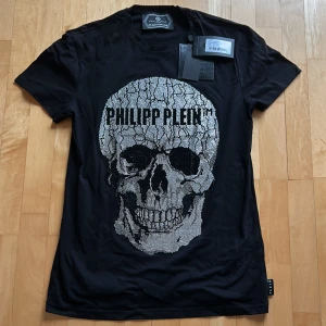 T shirt  - Philipp Plein t shirt stl: L. Säljer för den var för liten. Passar M/L. Bara prövat den aldrig använd. Pris kan diskuteras.  Äkta, köpt på miinto, nypris 11 000