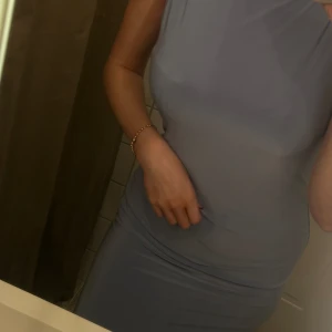 Blå Klänning - Säljer denna oanvända blåa klänning med prislapp från BOOHOO. Den är super fin och mjuk i materialet och stretchig. Den går hela vägen ner till mina fötter och jag är 170