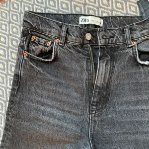 Gråa jeans från Zara i storlek 36, dock små i storleken så passar 34 skulle jag säga. Endast testad, high waist och raka ben.