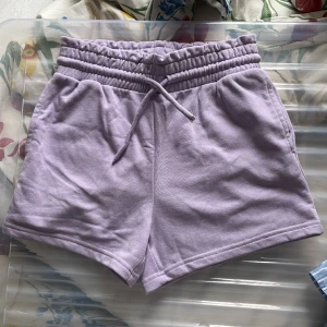 Shorts - Lila beach shorts från Lindex, används 1/2 gånger. I nytt skick, 10/10. Köparen står för frakt, hör av er vid frågor! Storlek 164 men är stretchig och passar S.
