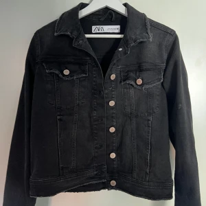 Jacka  - Jacka från Zara, använd 2 gånger i fint skick. Säljer pågrund av att den inte används🫶🏻💞