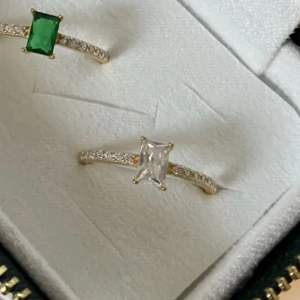 Säljer denna fina guld ringen från ANI (INTE den gröna) Väldigt fint skick, säljer då den inte kommer till användning. Skicka för fler bilder🩷