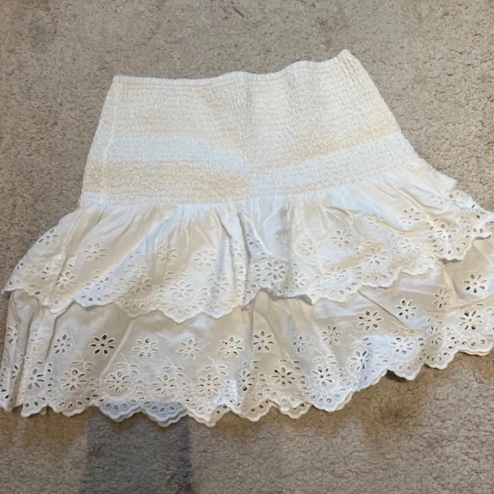 jätte söt vit volang kjol från lindex, endast använd vid ett tillfälle! köparen står för frakten💕. Kjolar.