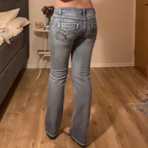 Lågmidjade jeans - Lågmidjade 2000-tals jeans som jag köpte här på plick men som tyvärr inte passade mig 🌷midjemåttet är ca 41 cm, innerbenslängden är ca 77,5 cm sömmen längst ner har sprätts upp för att de ska bli någon centimeter längre (se bild 2 och 3)