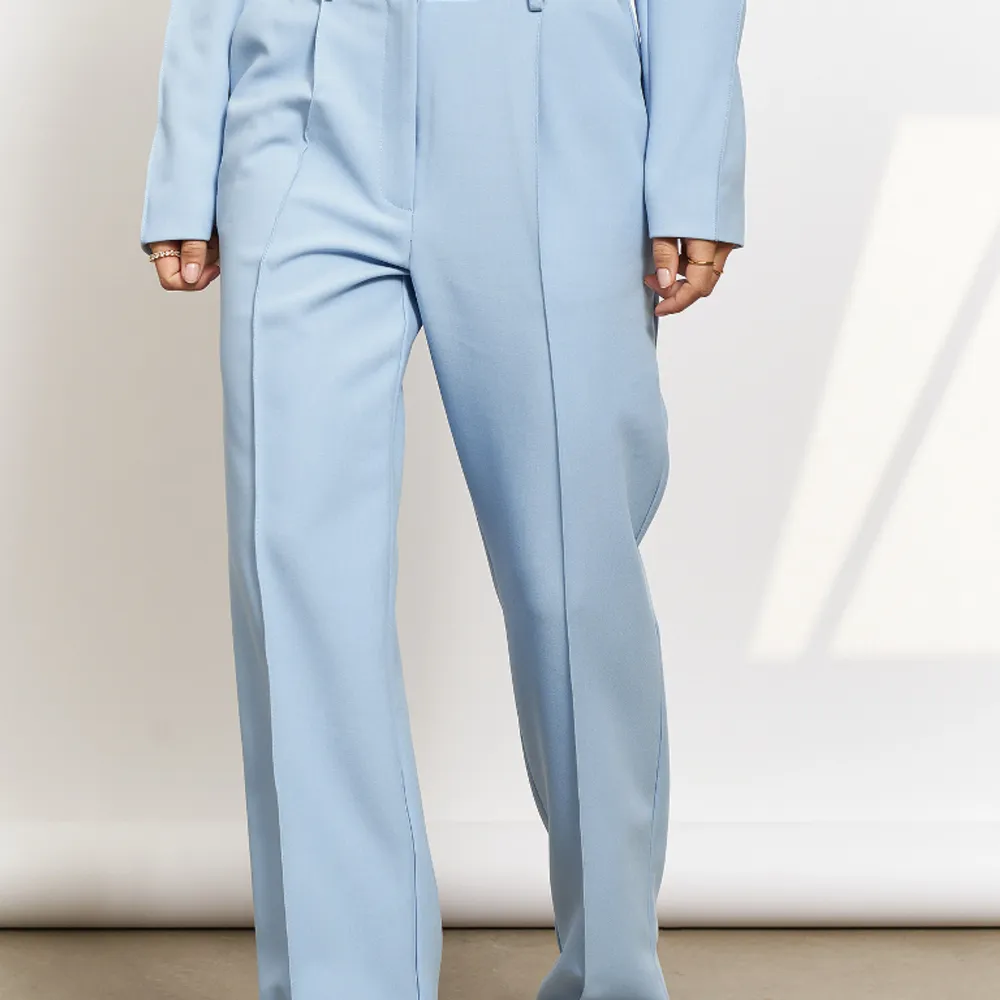 Snygga ljusblå kostymbyxor från Hanna Schönberg x NA-KD. Använda 2 gånger så i fint skick!. Jeans & Byxor.