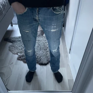 Dondup Jeans - Säljer dessa snygga dondup jeans med slitningar. Storlek 31 tts. Skirv pm vid funderingar. Priset är ej hugget i sten.