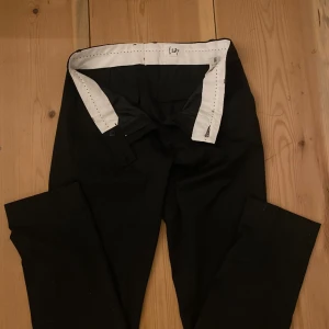 Låga kostymbyxor  - Super fina men passar inte mig så kan inte ta bild på. Dom är raka i modellen och går över skorna💖