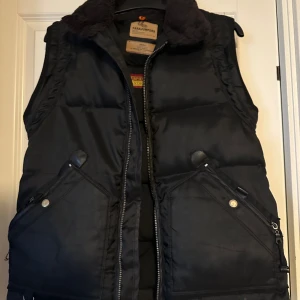 Parajumper väst  - Storlek SMALL, men passar även storlek M, som ny, Äkta ,Sänkt pris vid snabb affär, Passar både man o dam, Men är egentligen man.