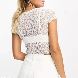 Spetstopp - Jättesnygg spetstopp från Pull&Bear🧸 ANDVÄND 1 GÅNG !!   som tyvärr inte är riktigt min stil så därav kommer den inte till användning💋 Pris går att diskuteras🥰