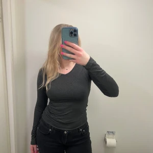 Mörkgrå träningströja  - Långärmad mörkgrå trräningströja, oklart märke jag minns inte, endast använd en gång dock, storlek S